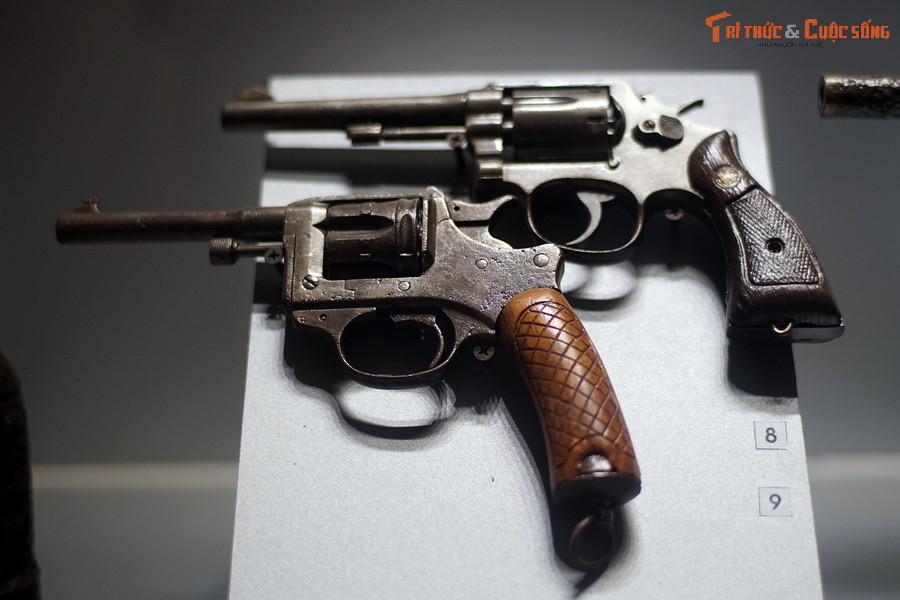 Súng rulô: Chiến lợi phẩm thu được của địch, được quân ta dùng trong kháng chiến chống Pháp.