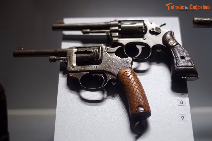 Súng rulô: Chiến lợi phẩm thu được của địch, được quân ta dùng trong kháng chiến chống Pháp.