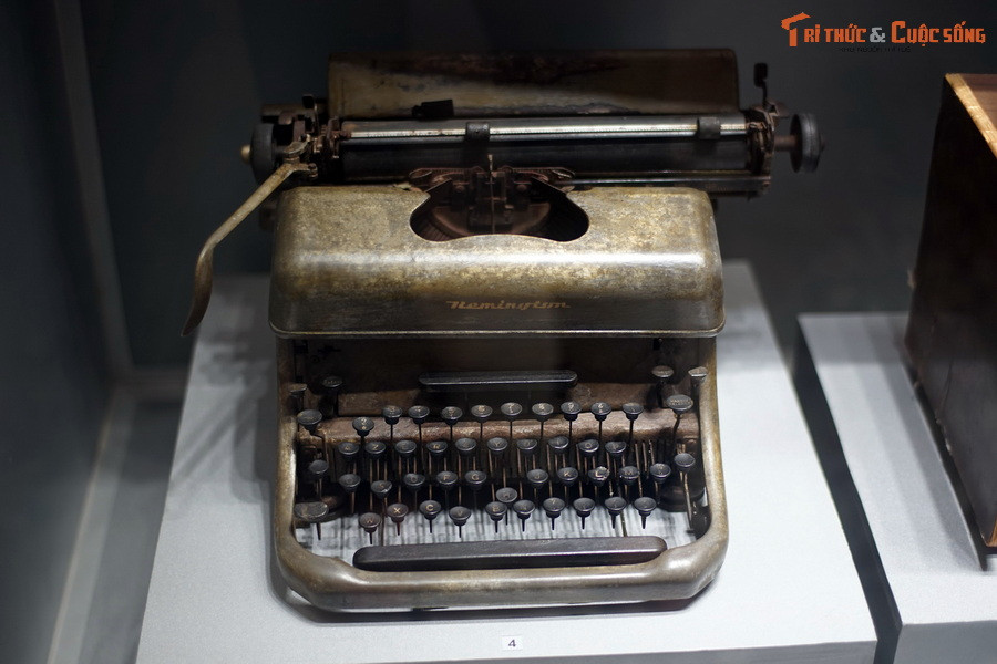 Máy đánh chữ hiệu Nemington được bà Thái Ngọc Dung, trưởng trạm giao liên của Ty Thông tin Tuyên truyền Gia Định sử dụng đánh các tài liệu tuyên truyền trong 9 năm kháng chiến chống Pháp 1945-1954.