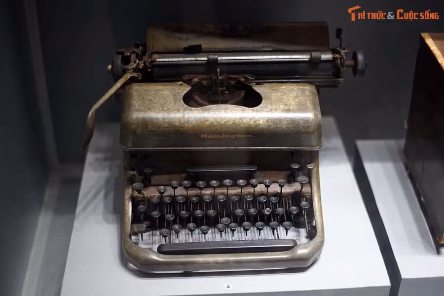 Máy đánh chữ hiệu Nemington được bà Thái Ngọc Dung, trưởng trạm giao liên của Ty Thông tin Tuyên truyền Gia Định sử dụng đánh các tài liệu tuyên truyền trong 9 năm kháng chiến chống Pháp 1945-1954.