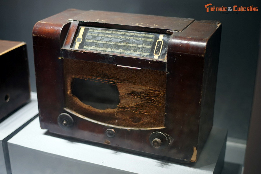 Radio 4 băng hiệu Philips: Do Ban Thông tin Sài Gòn - Chợ Lớn mua năm 1946, đặt tại nhà số 105 đường Lê Thánh Tôn để cán bộ nghe tin tức.