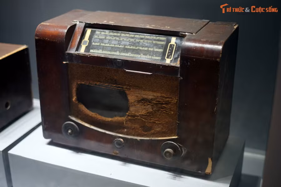 Radio 4 băng hiệu Philips: Do Ban Thông tin Sài Gòn - Chợ Lớn mua năm 1946, đặt tại nhà số 105 đường Lê Thánh Tôn để cán bộ nghe tin tức.