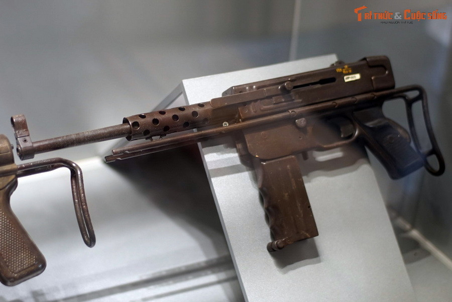 Súng Thompson: Lực lượng 306, chi đội 6, sử dụng trong kháng chiến chống Pháp.
