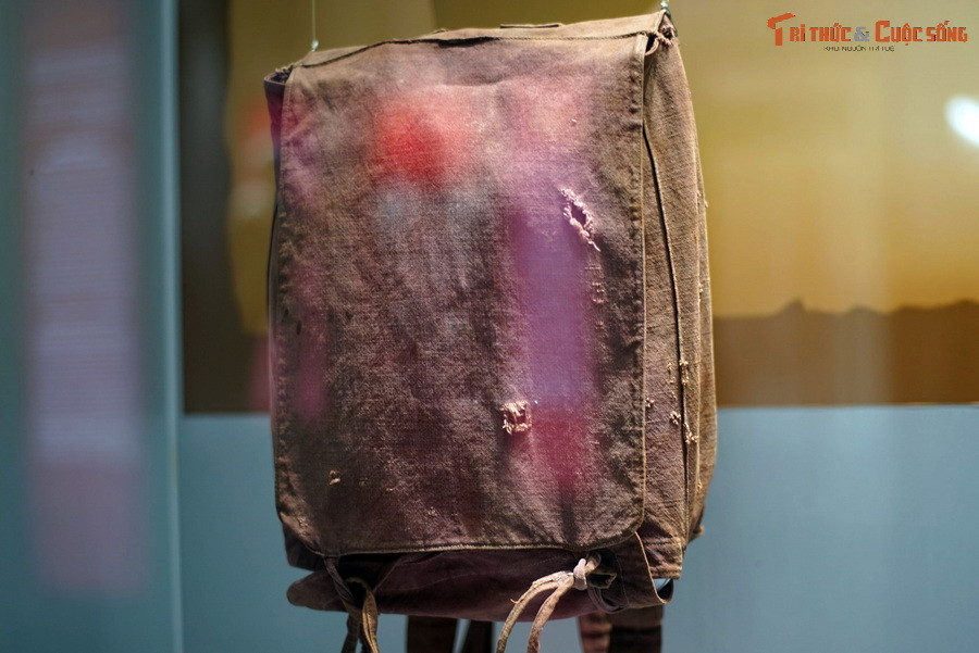 Ba lô: Nhân dân xã Tân Đông Hiệp, quận Thủ Đức tặng đồng chí Trần Văn Quốc tham gia bộ đội năm 1945.