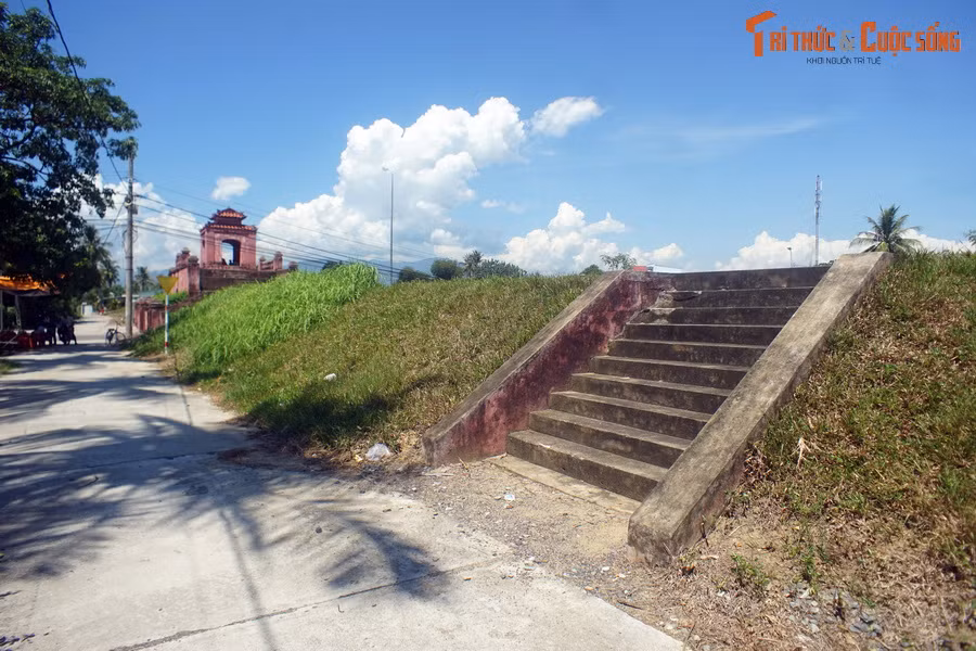 Thành được chúa Nguyễn Ánh (Gia Long) cho xây dựng năm 1793 theo kiểu Vauban phương Tây, và là tòa thành kiểu Vauban thứ hai được xây ở Việt Nam, sau thành Gia Định ở Nam Kỳ. Công trình có hình lục giác dài 2.693 mét, các góc được đắp nhô ra để tăng tầm quan sát.