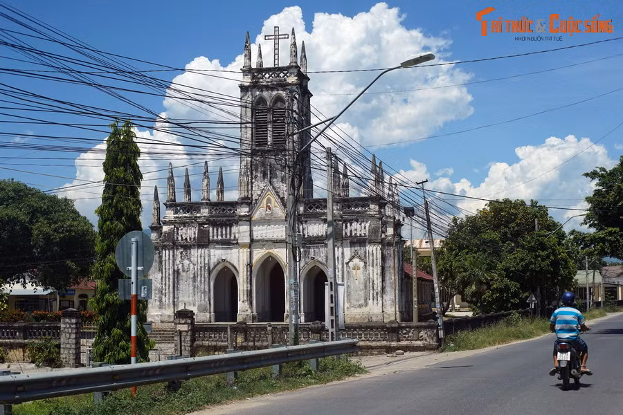 3. Nằm bên Tỉnh lộ 2, phía Tây thị trấn Diên Khánh, nhà thờ Hà Dừa là một nhà thờ cổ nổi tiếng của tỉnh Khánh Hòa. Công trình được xây dựng vào năm 1917, mở rộng vào năm 1924.