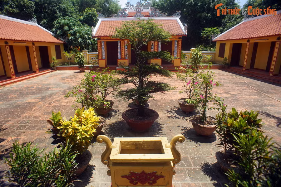 Năm 1959, Văn miếu Diên Khánh được xây dựng lại trên nền cũ với quy mô nhỏ hơn, bao gồm: Nghi môn ngoại và tường bao, nghi môn nội, nhà bia, sân miếu, cột cờ, nhà Đông, nhà Tây, bái đường, chánh tẩm... Nơi đây hiện còn giữ được hai tấm bia đá thời vua Tự Đức.