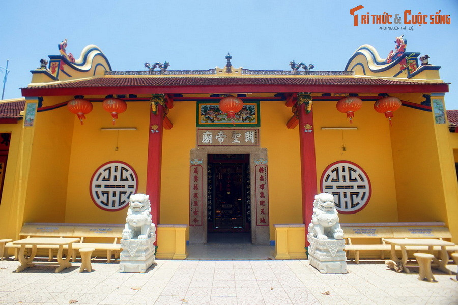 4. Nằm cạnh chợ Thành ở thị trấn Diên Khánh, miếu Quan Thánh là một công trình kiến trúc độc đáo của người Hoa ở Khánh Hòa. Theo các tư liệu, miếu do cộng đồng Hoa kiều Quảng Đông sang sinh sống và làm ăn tại Diên Khánh xây năm 1876 làm nơi sinh hoạt văn hóa, tín ngưỡng.