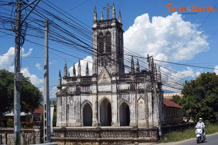 Nhà thờ mang dáng vẻ cổ kính với kiến trúc độc đáo, là sự kết hợp của phong cách Gothic cổ điển với những hình khối vuông vức, được cho là lấy cảm hứng từ cổng Tây của thành cổ Diên Khánh - nằm cách đó hơn 200 mét.