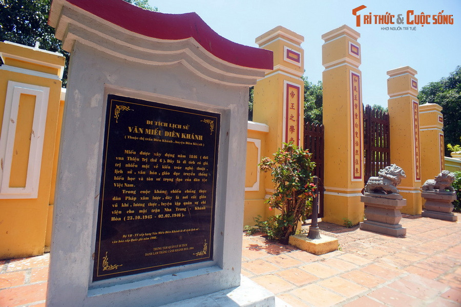 2. Tọa lạc ở khóm Phú Lộc Tây thuộc thị trấn Diên Khánh, Văn miếu Diên Khánh được xây dựng năm 1846 (đời vua Thiệu Trị), là di tích có giá trị nhiều mặt về kiến trúc nghệ thuật, lịch sử, văn hóa, giáo dục truyền thống hiếu học và tôn sư trọng đạo của dân tộc Việt Nam.