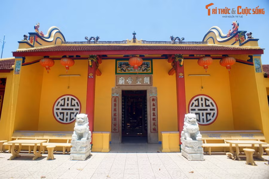 4. Nằm cạnh chợ Thành ở thị trấn Diên Khánh, miếu Quan Thánh là một công trình kiến trúc độc đáo của người Hoa ở Khánh Hòa. Theo các tư liệu, miếu do cộng đồng Hoa kiều Quảng Đông sang sinh sống và làm ăn tại Diên Khánh xây năm 1876 làm nơi sinh hoạt văn hóa, tín ngưỡng.