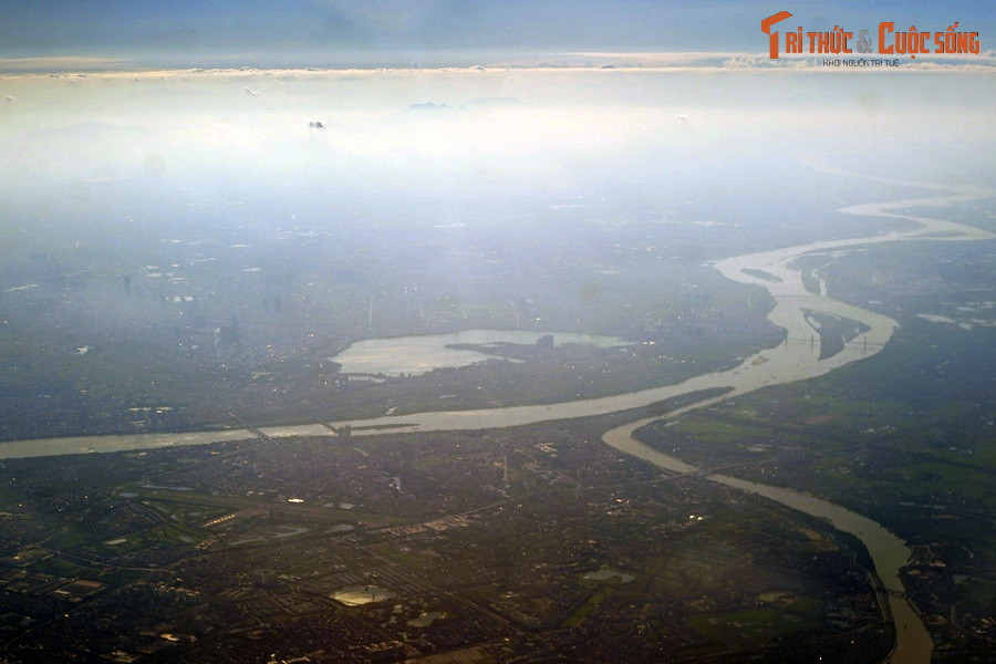 Góc nhìn lạ về Thủ đô Hà Nội từ một chuyến bay thương mại. Thành phố được "nhận dạng" nhờ những đường nét uốn lượn của hồ Tây, sông Hồng và sông Đuống.