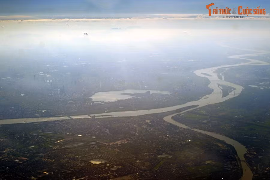 Góc nhìn lạ về Thủ đô Hà Nội từ một chuyến bay thương mại. Thành phố được "nhận dạng" nhờ những đường nét uốn lượn của hồ Tây, sông Hồng và sông Đuống.