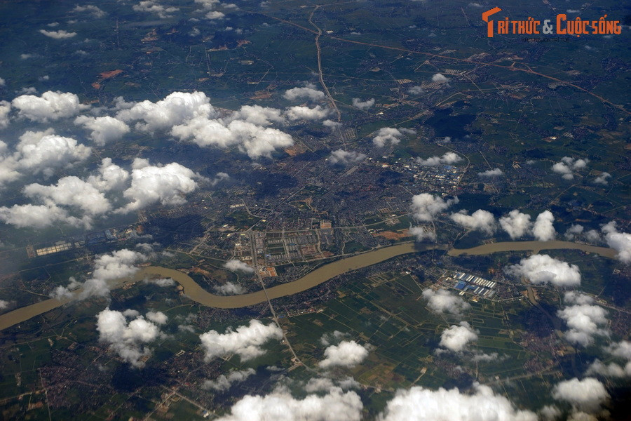 Toàn cảnh thành phố Thanh Hóa nhìn từ không trung với dòng sông Mã vắt ngang. Khu vực này là cái nôi của văn minh Việt cổ hàng nghìn năm trước.