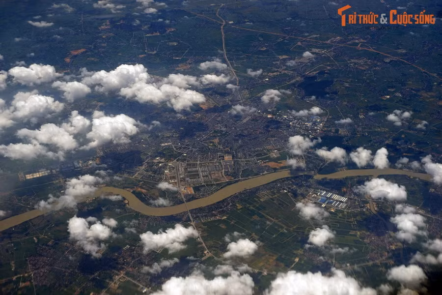 Toàn cảnh thành phố Thanh Hóa nhìn từ không trung với dòng sông Mã vắt ngang. Khu vực này là cái nôi của văn minh Việt cổ hàng nghìn năm trước.