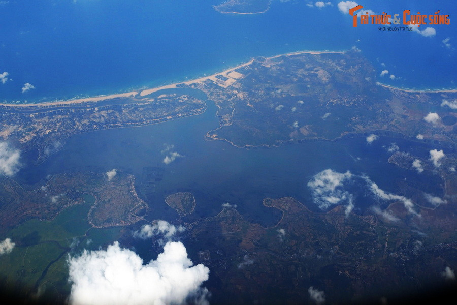 Toàn cảnh đầm Ô Loan, một thắng cảnh nổi tiếng của tỉnh Phú Yên.