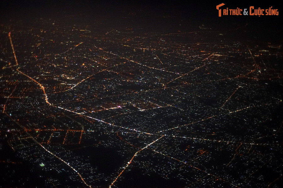 Cảnh tượng "lung linh huyền ảo" của TP HCM - đô thị lớn nhất Việt Nam - nhìn từ một chuyến bay sắp hạ cánh xuống sân bay Tân Sơn Nhất vào buổi tối.