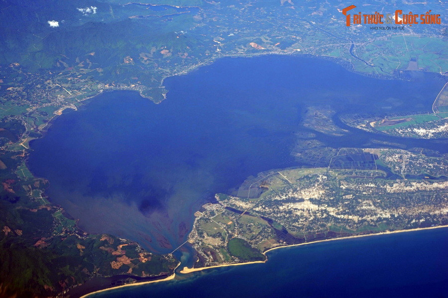 Toàn cảnh đầm Cầu Hai ở phía Nam thành phố Huế.