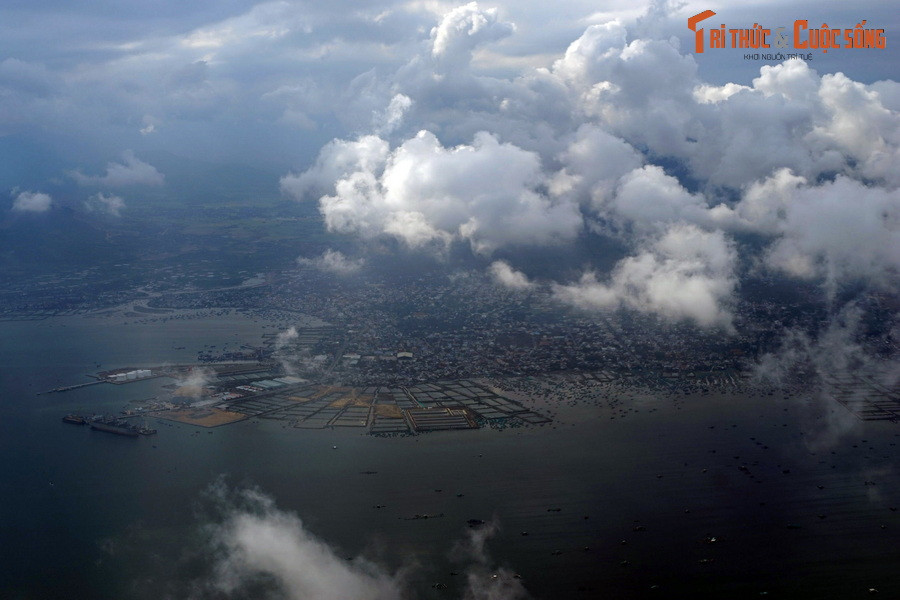 Thành phố Cam Ranh nhìn từ vịnh Cam Ranh. Khu vực hình rẻ quạt nhô ra biển là mũi Cam Linh.