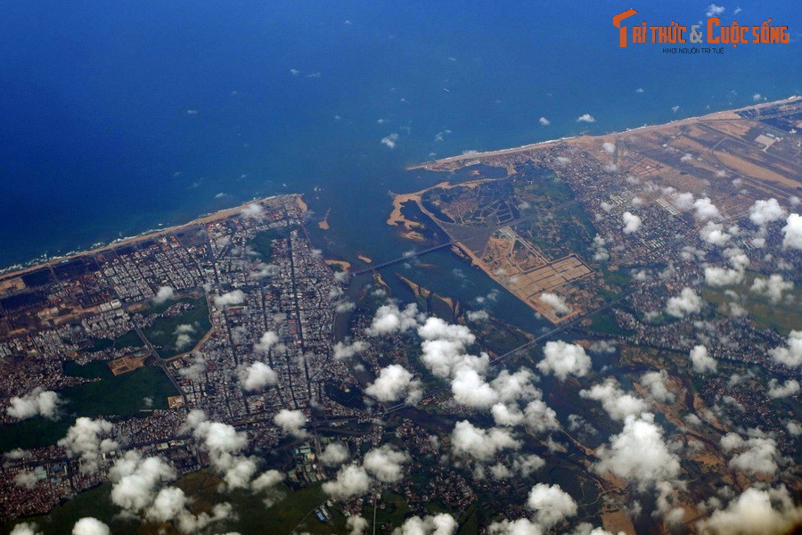 Thành phố Tuy Hòa với những khu đô thị sầm uất ở bờ phía Bắc sông Ba. Dòng sông này đổ ra biển qua cửa Đà Diễn.