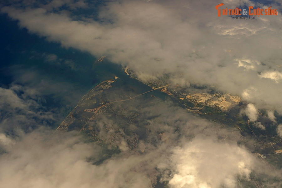 Thành phố Hội An ẩn hiện sau làn mây mờ ảo. Sông Thu Bồn chảy qua thành phố di sản miền Trung trước khi đổ ra Biển Đông qua cửa Đại.