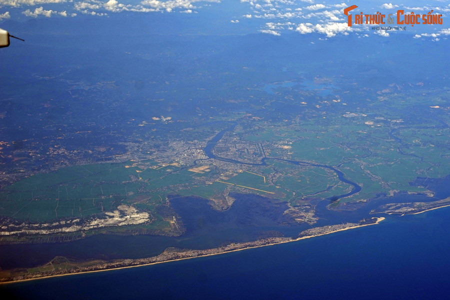 Không phải ai cũng nhận ra đây là hình ảnh Cố đô Huế nhìn từ Biển Đông. Sông Hương êm đềm chảy qua Kinh thành Huế trước khi đổ ra cửa biển Thuận An.