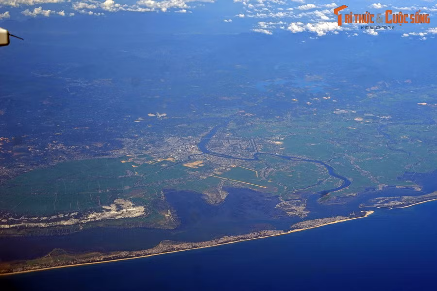 Không phải ai cũng nhận ra đây là hình ảnh Cố đô Huế nhìn từ Biển Đông. Sông Hương êm đềm chảy qua Kinh thành Huế trước khi đổ ra cửa biển Thuận An.