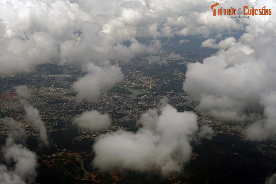 Thành phố Đà Lạt thật khác lạ khi nhìn từ độ cao nhiều cây số. Hồ Xuân Hương nằm ở chính giữa khung hình.