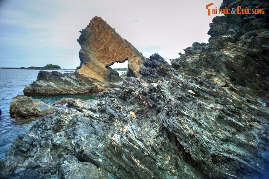 Nằm bên bờ biển thuộc địa phận xã đảo Tam Hải, huyện Núi Thành, bãi đá Bàn Than là một thắng cảnh nổi tiếng của Quảng Nam. Các khối đá ở nơi đây đa dạng về màu sắc, có hình thù rất kỳ thú.