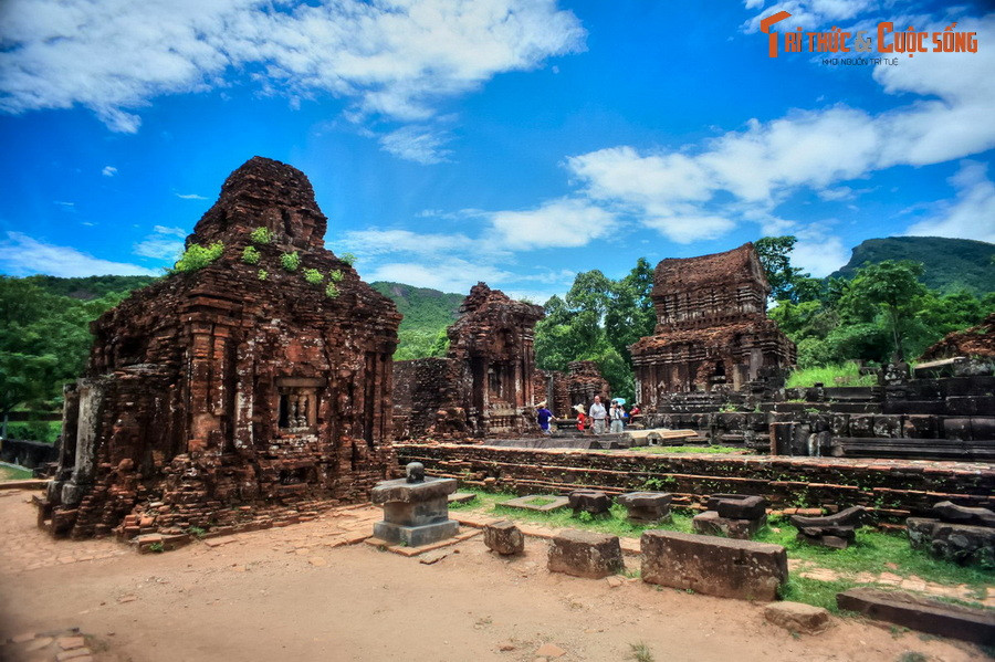 Những tòa tháp cổ kính của thánh địa Mỹ Sơn nằm giữa vùng rừng núi hoang vu ở xã Duy Phú, huyện Duy Xuyên. Thánh địa Mỹ Sơn là một quần thể đền tháp cổ đồ sộ với nhiều bí ẩn đến nay chưa được giải mã trọn vẹn của vương quốc Chăm Pa cổ.