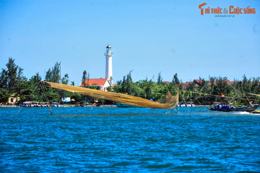 Khu vực bến tàu Cửa Đại với ngọn hải đăng cao vút. Bến tàu này là điểm xuất phát của hành trình từ Hội An đi Cù Lao Chàm.