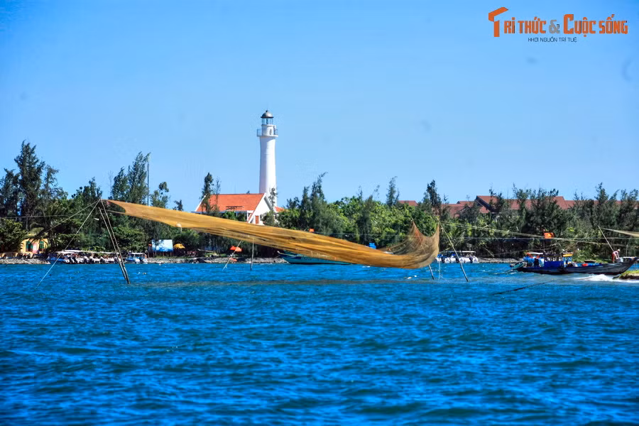 Khu vực bến tàu Cửa Đại với ngọn hải đăng cao vút. Bến tàu này là điểm xuất phát của hành trình từ Hội An đi Cù Lao Chàm.