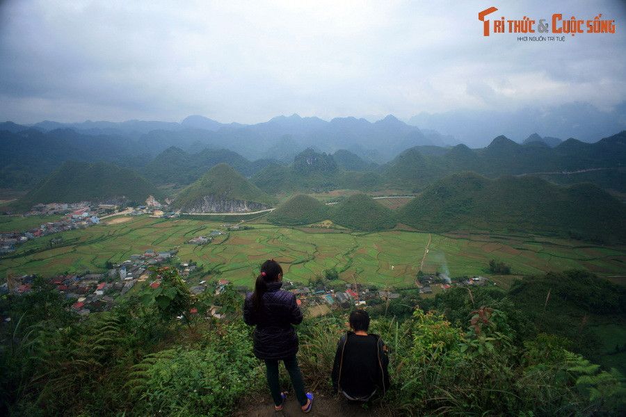 Từ cổng trởi Quản Bạ có thể nhìn toàn cảnh Núi Đôi Quản Bạ, còn gọi là núi Cô Tiên, một thắng cảnh nổi tiếng của mảnh đất Hà Giang.