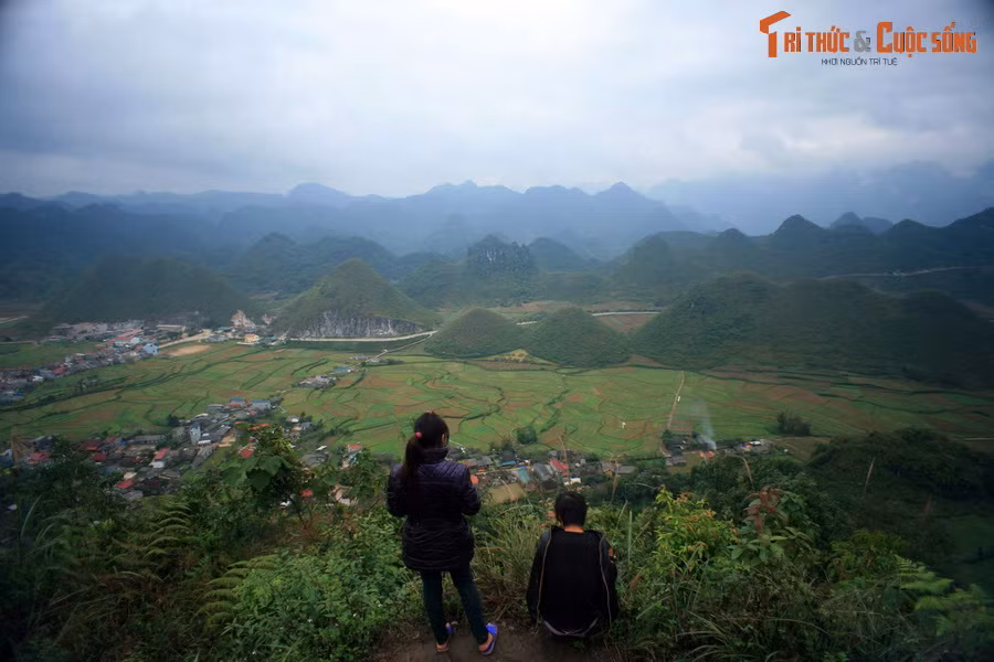 Từ cổng trởi Quản Bạ có thể nhìn toàn cảnh Núi Đôi Quản Bạ, còn gọi là núi Cô Tiên, một thắng cảnh nổi tiếng của mảnh đất Hà Giang.