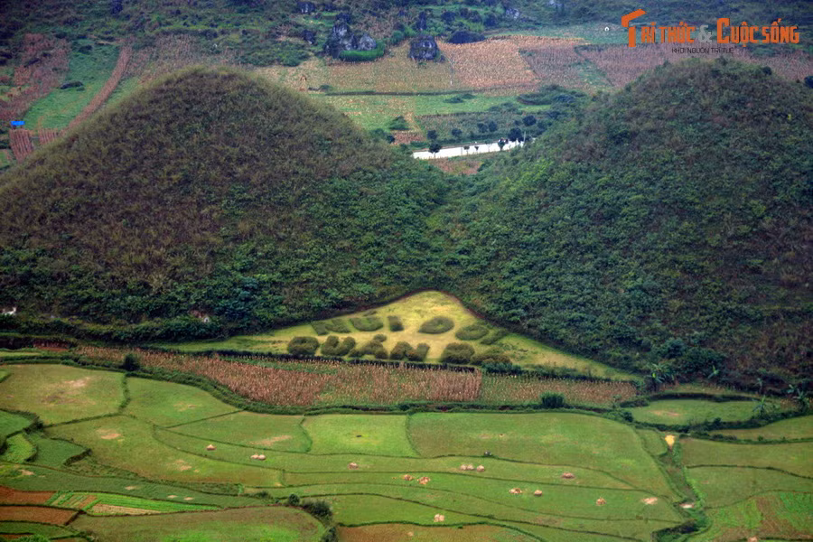 Đó là câu chuyện về nàng tiên trót vướng vào mối tình lầm lỡ với chàng trai H’mông trong vùng, đã phải bỏ lại đôi nhũ hoa của mình dưới hạ giới cho con bú. Đôi nhũ căng tròn nuôi con càng ngày càng khôn lớn, sau này đã biến thành hai quả núi dáng hình như bầu vú mẹ...