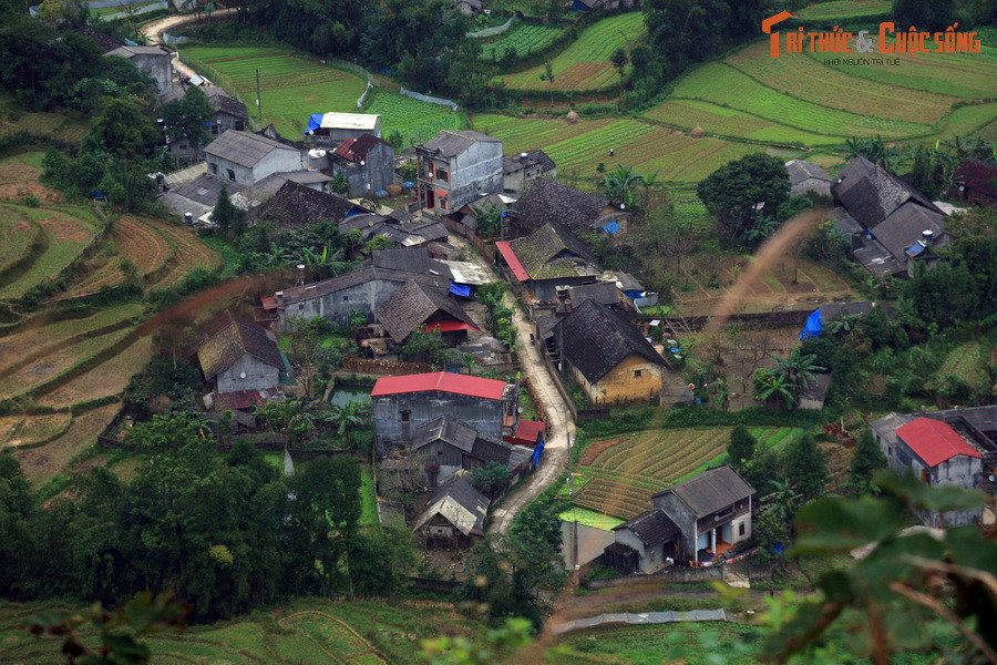 Một khu dân cư vùng ven thị trấn nhìn từ Cổng trời Quản Bạ.