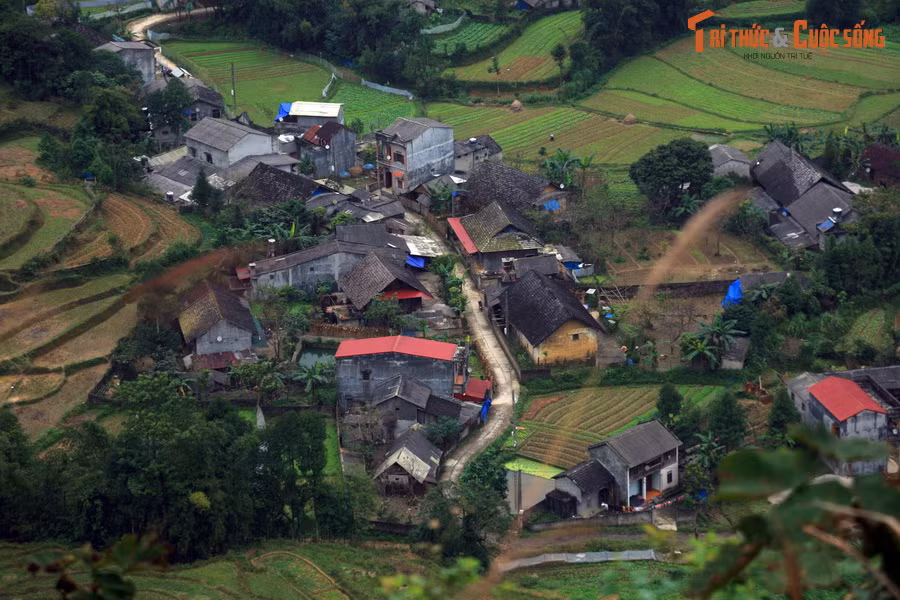 Một khu dân cư vùng ven thị trấn nhìn từ Cổng trời Quản Bạ.