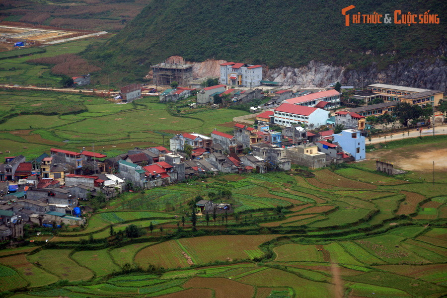 Có nhiều dãy phố chạy giữa những thửa ruộng bậc thang uốn luợn, một cảnh tượng "hiếm có khó tìm" ở Việt Nam.