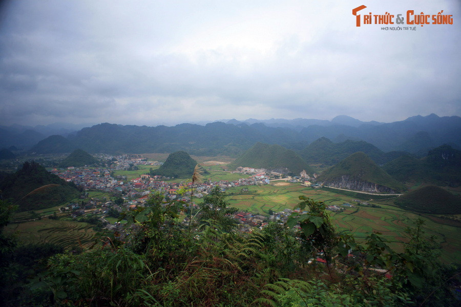 Nằm ở huyện Quản Bạ, Cổng trời Quản Bạ là tên gọi của một điểm dừng chân rất nổi tiếng trên Quốc lộ 4C, còn được biết đến với tên gọi "con đường Hạnh Phúc" ở tỉnh Hà Giang. Đây là một đài quan sát trên núi, cung cấp cái nhìn toàn cảnh về thung lũng Quản Bạ tươi đẹp phía bên dưới.