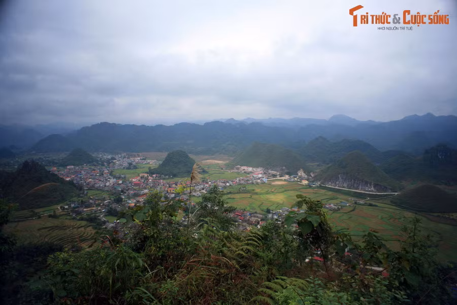 Nằm ở huyện Quản Bạ, Cổng trời Quản Bạ là tên gọi của một điểm dừng chân rất nổi tiếng trên Quốc lộ 4C, còn được biết đến với tên gọi "con đường Hạnh Phúc" ở tỉnh Hà Giang. Đây là một đài quan sát trên núi, cung cấp cái nhìn toàn cảnh về thung lũng Quản Bạ tươi đẹp phía bên dưới.