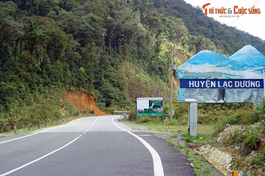 Đỉnh đèo có độ cao 1.700 mét, nằm ở ranh giới của huyện Khánh Vĩnh / tỉnh Khánh Hòa và huyện Lạc Dương / tỉnh Lâm Đồng. Địa điểm này cách Đà Lạt 60 km và Nha Trang 70 km.