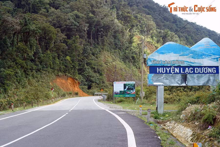 Đỉnh đèo có độ cao 1.700 mét, nằm ở ranh giới của huyện Khánh Vĩnh / tỉnh Khánh Hòa và huyện Lạc Dương / tỉnh Lâm Đồng. Địa điểm này cách Đà Lạt 60 km và Nha Trang 70 km.