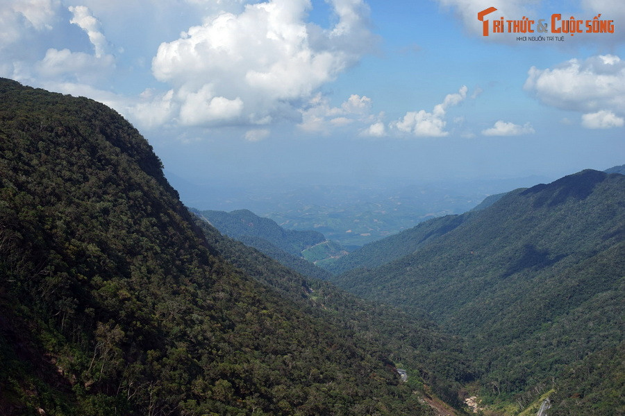 Khung cảnh trên đèo sẽ khiến nhiều người bất ngờ, vì không ngờ tỉnh Khánh Hòa - vốn được biết đến như một trung tâm du lịch biển - lại có khung cảnh núi non hùng vĩ đến vậy.