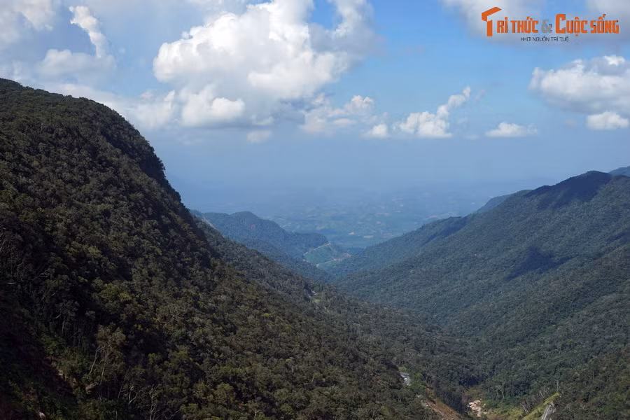 Khung cảnh trên đèo sẽ khiến nhiều người bất ngờ, vì không ngờ tỉnh Khánh Hòa - vốn được biết đến như một trung tâm du lịch biển - lại có khung cảnh núi non hùng vĩ đến vậy.