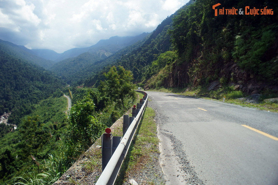 Ngoài tên gọi chính thức là “Khánh Lê”, đèo còn có các tên khác như đèo Omega, đèo Hòn Giao, đèo Khánh Vĩnh...