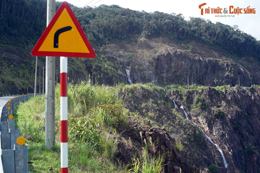 Đường đèo có nhiều đoạn uốn lượn, quanh co, một bên là vách núi chênh vênh, một bên là vực sâu thăm thẳm, khá nguy hiểm, nhưng cũng đem lại niềm phấn khích cho các “phượt thủ”.