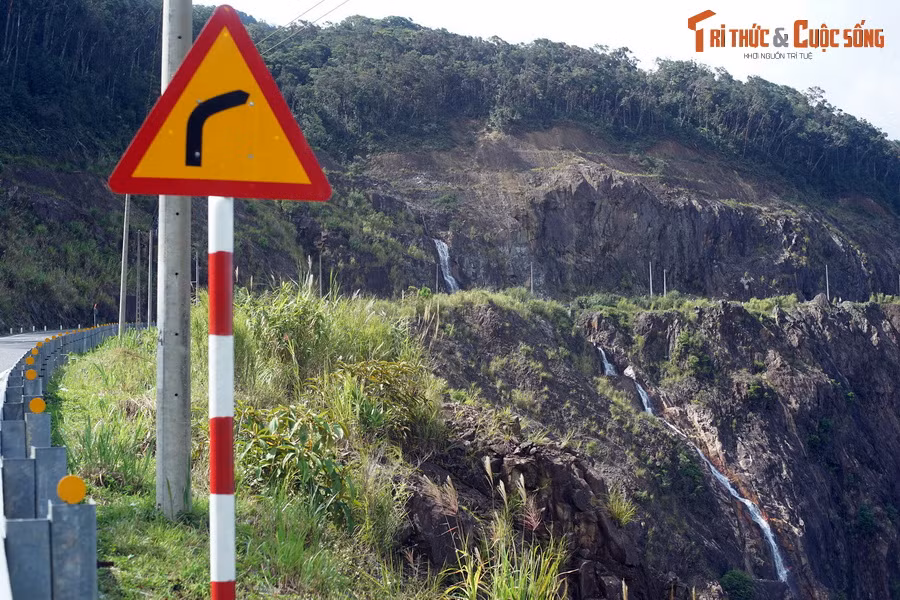 Đường đèo có nhiều đoạn uốn lượn, quanh co, một bên là vách núi chênh vênh, một bên là vực sâu thăm thẳm, khá nguy hiểm, nhưng cũng đem lại niềm phấn khích cho các “phượt thủ”.