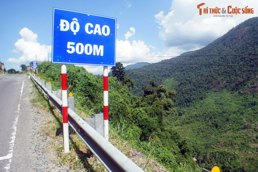 Trên đèo Khánh Lê có các cột mốc đánh dấu độ cao, là điểm "check in" nổi tiếng với cộng đồng du lịch. Có thể cảm nhận sự thay đổi của khí hậu trên từng cột mốc. Ở độ cao 500 mét, những làn gió núi mát mẻ đã xua tan khí hậu khô nóng của vùng đồng bằng.