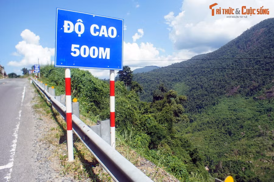 Trên đèo Khánh Lê có các cột mốc đánh dấu độ cao, là điểm "check in" nổi tiếng với cộng đồng du lịch. Có thể cảm nhận sự thay đổi của khí hậu trên từng cột mốc. Ở độ cao 500 mét, những làn gió núi mát mẻ đã xua tan khí hậu khô nóng của vùng đồng bằng.