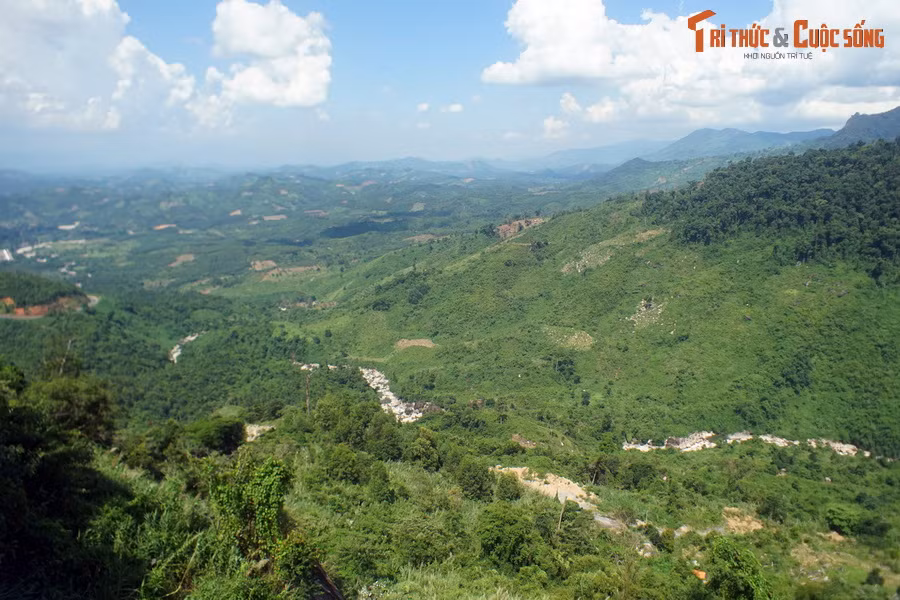 Hành trình “chinh phục” đèo Khánh Lê mở ra cho những vị khách phương xa cơ hội chiêm ngưỡng bức tranh thiên nhiên ngoạn mục trên từng chặng đường.